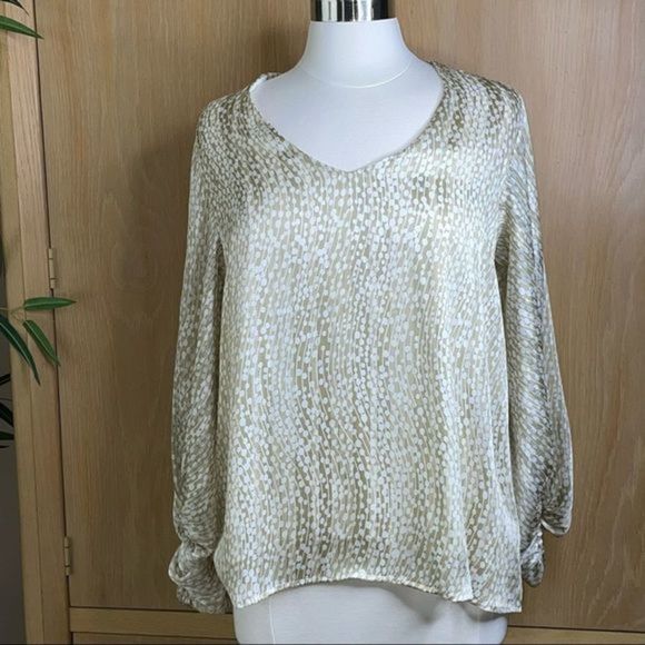 Tyche, Balloon Sleeve V-Neck Blouse - Picture 17 of 17